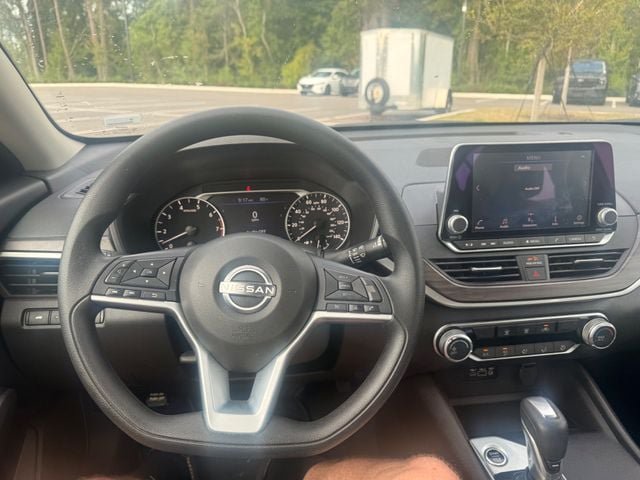 Used 2025 Nissan Altima 2.5 SV FWD image 2