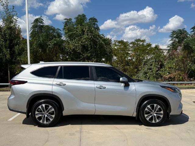 Used 2024 Toyota Highlander XLE AWD/4WD image 4