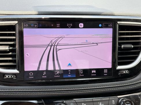 Used 2023 Chrysler Pacifica Limited FWD image 19