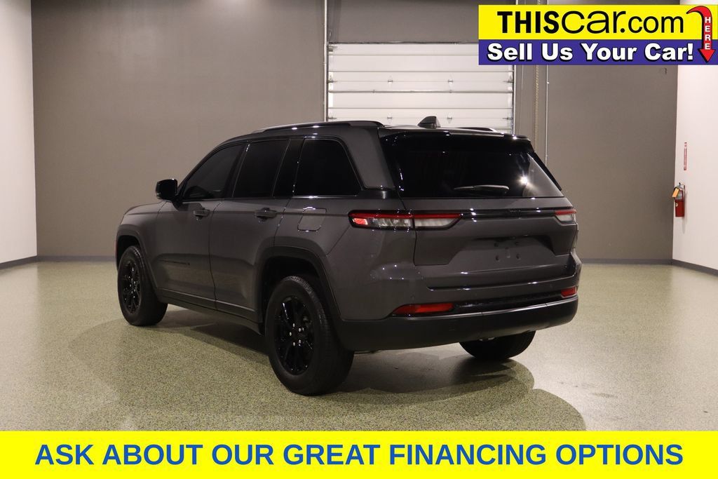 Used 2025 Jeep Grand Cherokee Laredo RWD image 6