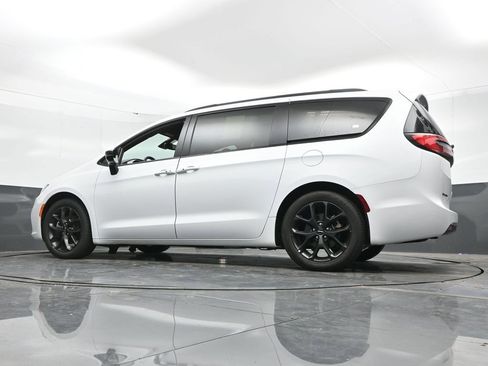 Used 2025 Chrysler Pacifica Limited image 52
