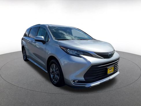 Used 2023 Toyota Sienna XLE FWD image 3