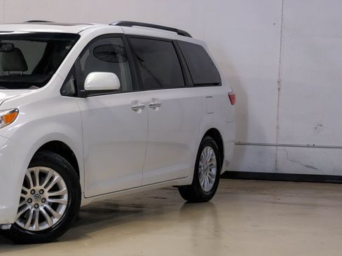 Used 2016 Toyota Sienna XLE w/ XLE Navigation Package FWD image 6