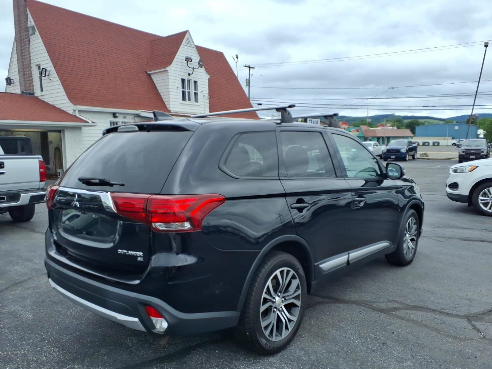 Used 2017 Mitsubishi Outlander SE AWD/4WD image 6