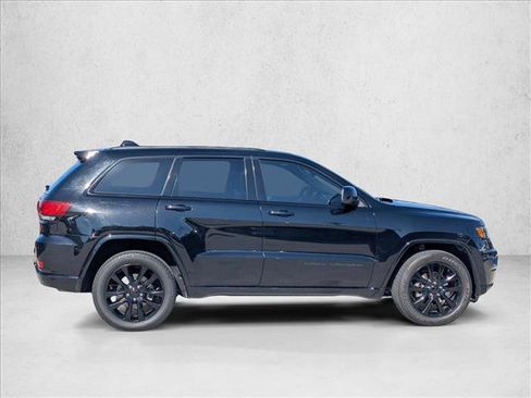 Used 2017 Jeep Grand Cherokee Altitude RWD image 4