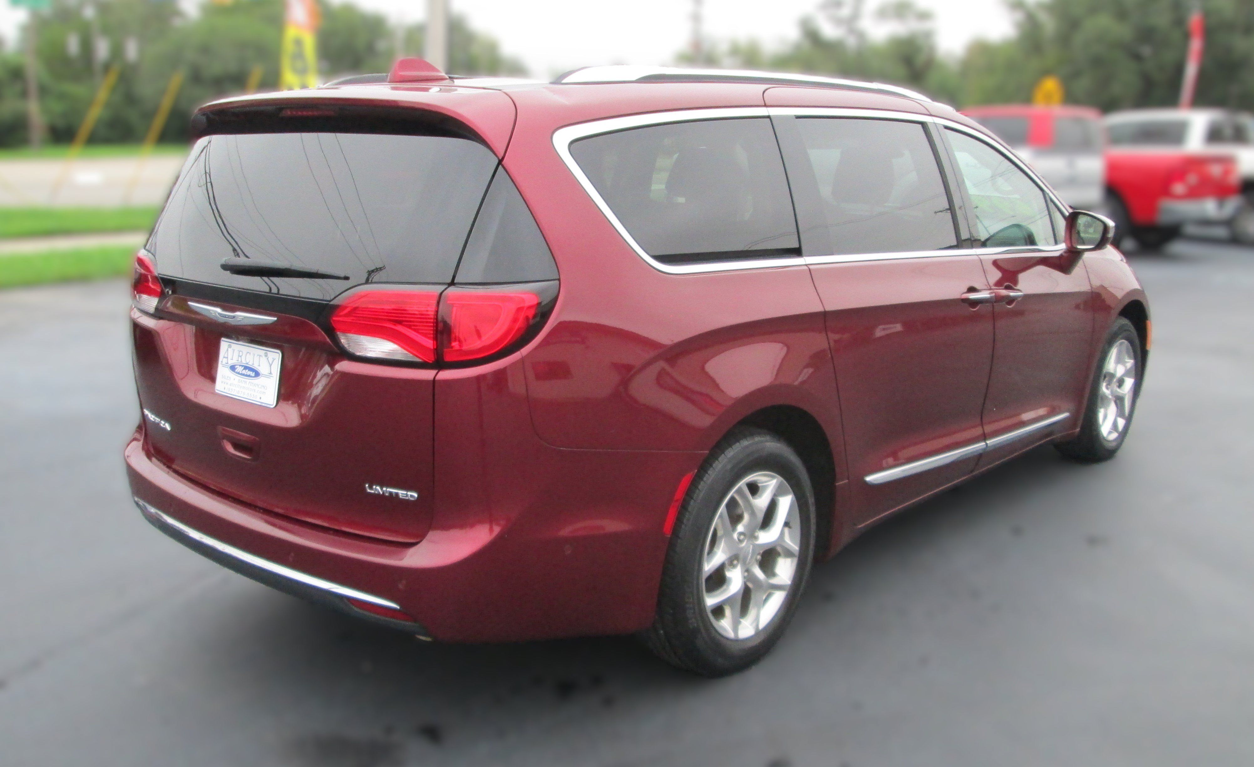 Used 2019 Chrysler Pacifica Limited w/ Advanced Safetytec Group FWD image 5