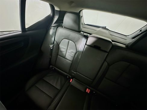 Used 2023 Volvo XC40 B4 Plus image 12