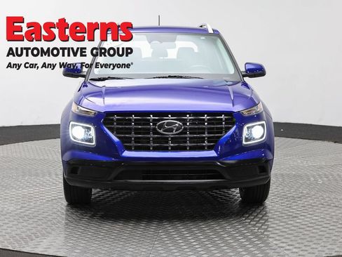 Used 2023 Hyundai Venue Limited w/ Cargo Package FWD image 2