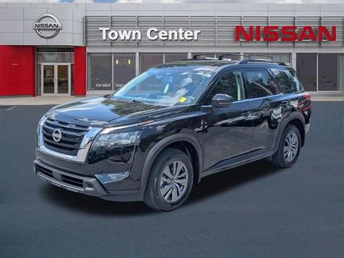 Certified 2025 Nissan Pathfinder SV w/ SV Premium Package FWD image 3