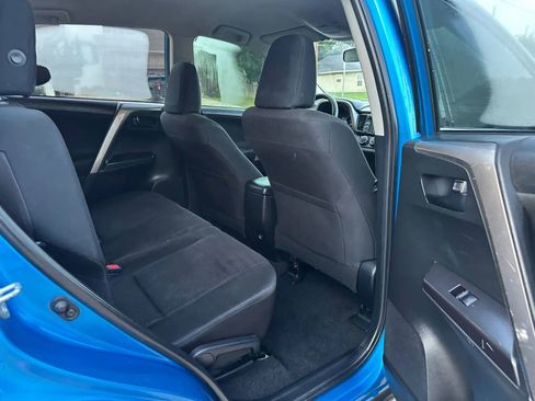 Used 2018 Toyota RAV4 LE FWD image 21