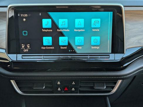 Used 2024 Volkswagen Atlas SE image 26