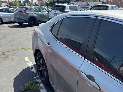 Used 2020 Toyota Camry SE FWD image 5