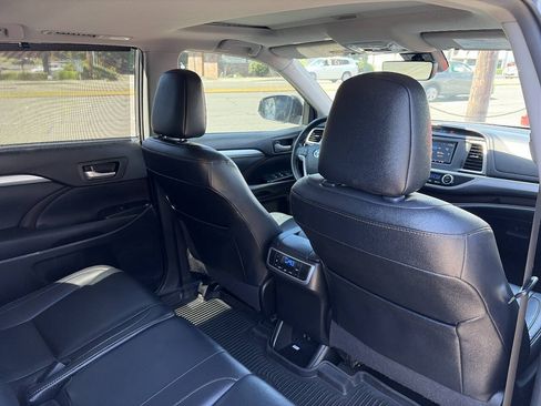 Used 2019 Toyota Highlander XLE AWD/4WD image 30