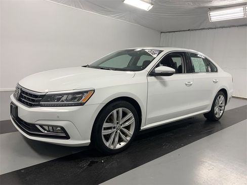 Used 2018 Volkswagen Passat 2.0T SE image 2