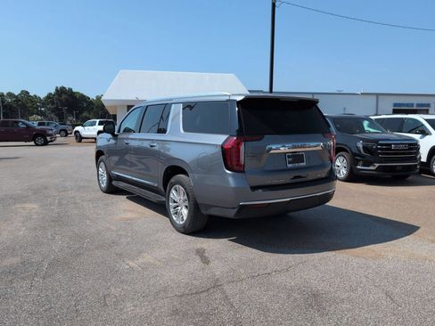 Used 2022 GMC Yukon XL SLT w/ SLT Premium Package AWD/4WD image 3