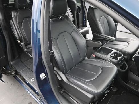 Used 2025 Chrysler Pacifica Select image 19