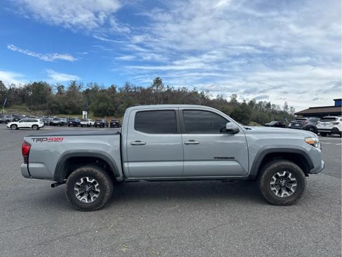 Used 2018 Toyota Tacoma TRD Off-Road w/ Technology Package image 4