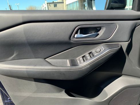 Used 2025 Nissan Rogue SV image 18