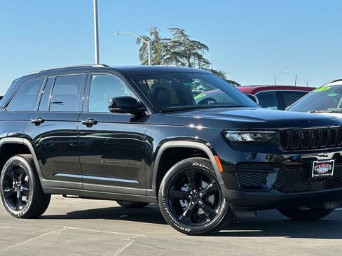 New 2025 Jeep Grand Cherokee Altitude image 2