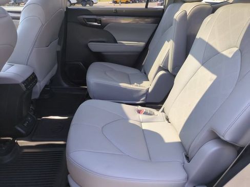 Used 2023 Toyota Highlander Platinum FWD image 29