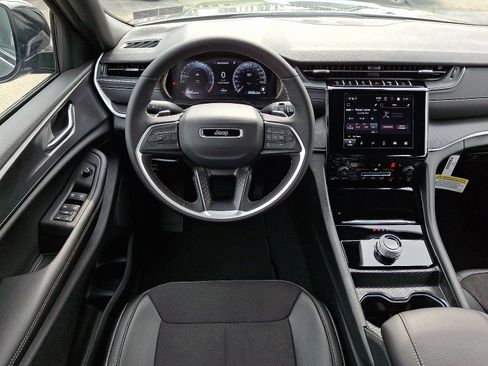 New 2025 Jeep Grand Cherokee Altitude image 8