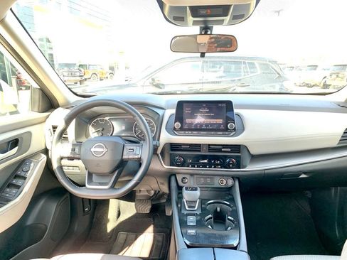 Used 2025 Nissan Rogue SV FWD image 16