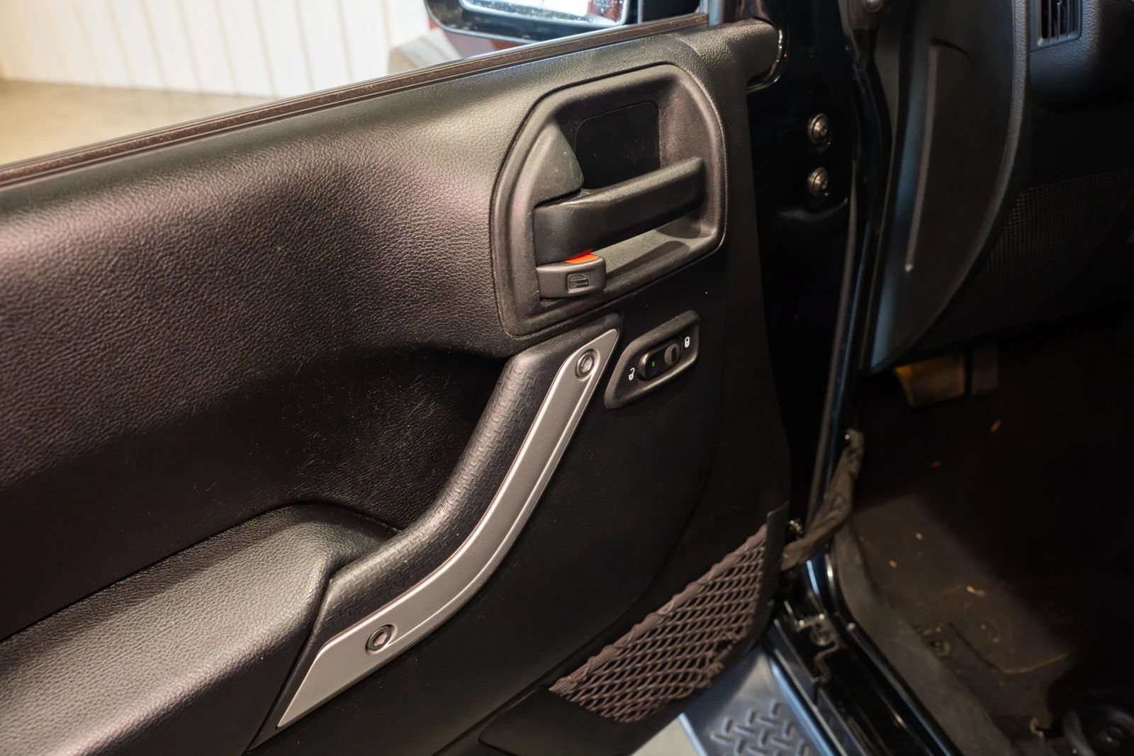 Used 2018 Jeep Wrangler Unlimited Sahara w/ Connectivity Group AWD/4WD image 30