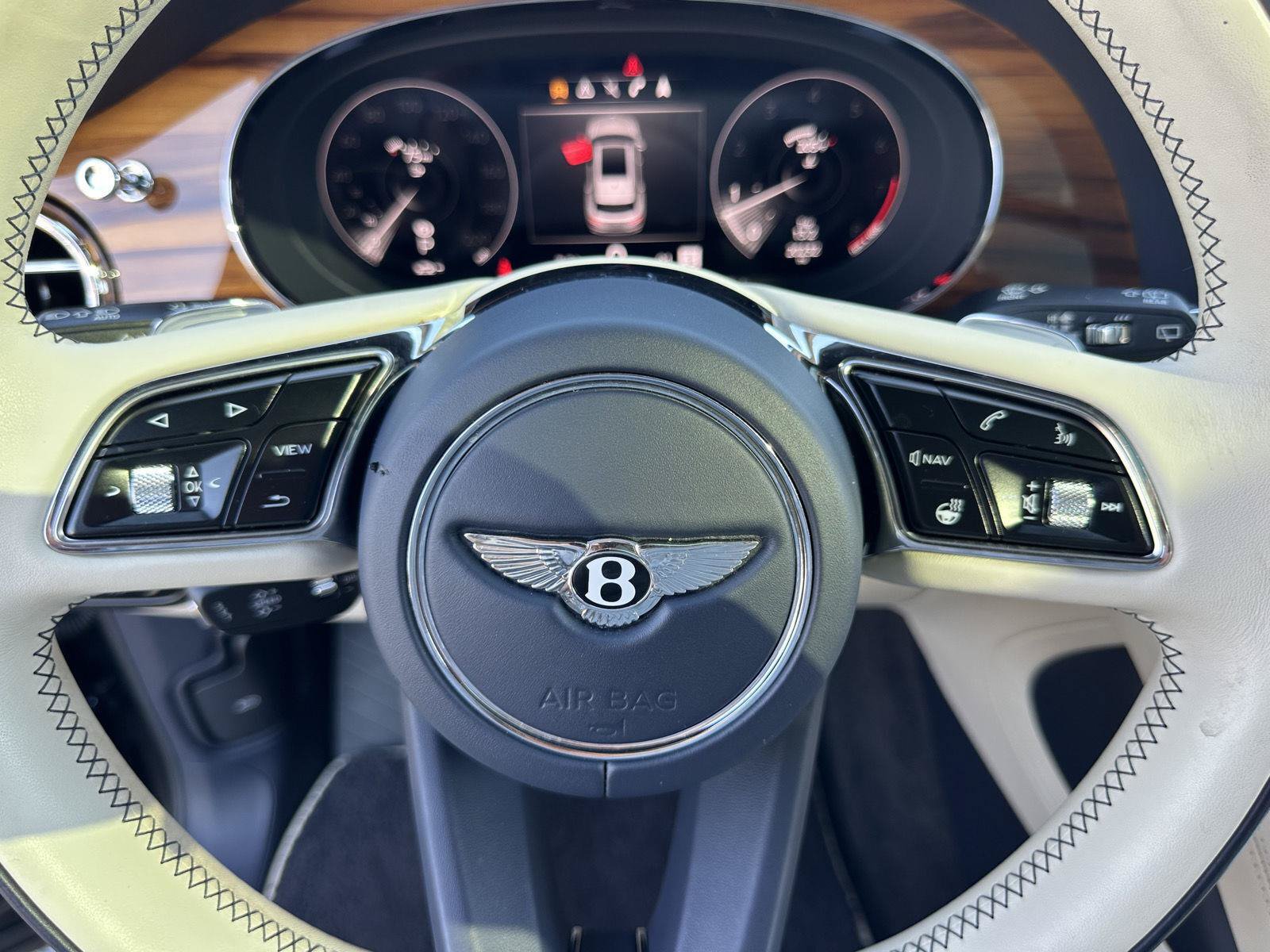 Used 2022 Bentley Bentayga AWD/4WD image 29