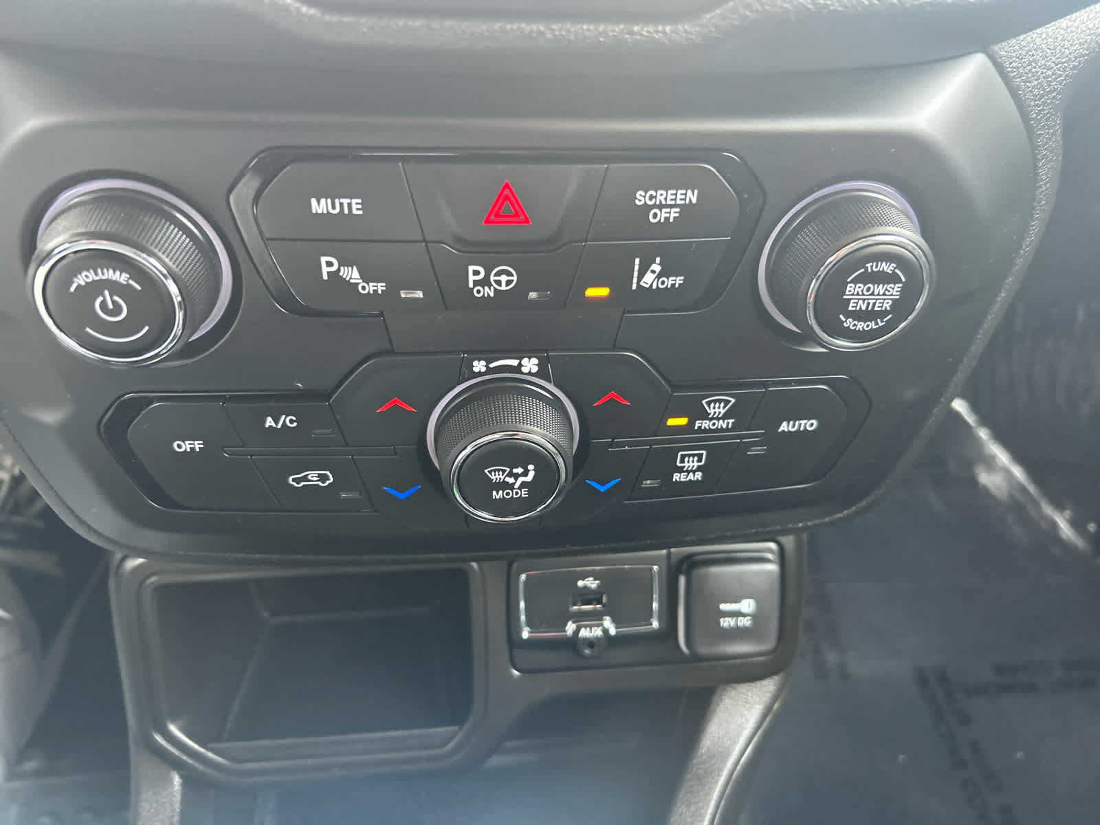 Used 2021 Jeep Renegade Latitude w/ Luxury Group I FWD image 19