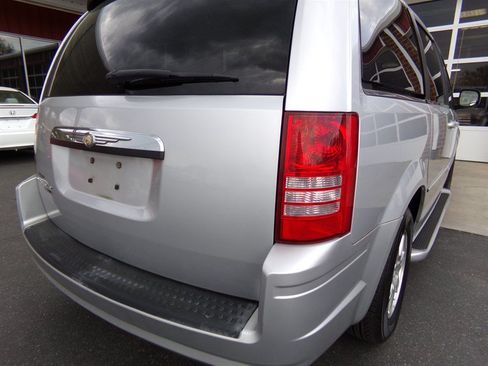 Used 2008 Chrysler Town & Country Touring FWD image 7