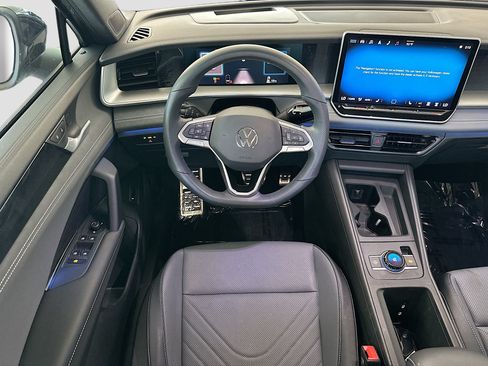 Used 2025 Volkswagen Tiguan SE R-Line FWD image 17