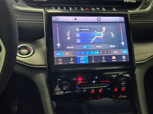 Certified 2023 Jeep Grand Cherokee Limited image 24