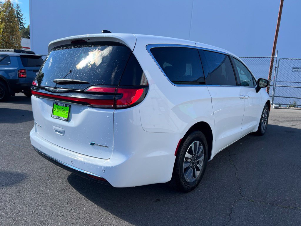 Used 2024 Chrysler Pacifica Limited FWD image 4