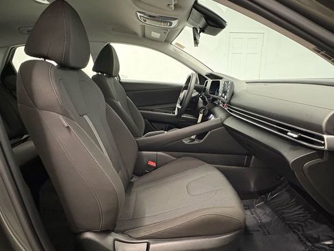 Used 2025 Hyundai Elantra SE image 24