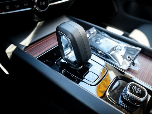 Used 2025 Volvo V60 B5 Cross Country Plus image 26