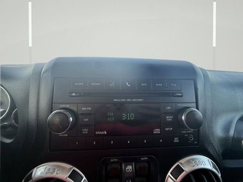 Used 2016 Jeep Wrangler Unlimited Sahara w/ Connectivity Group image 27