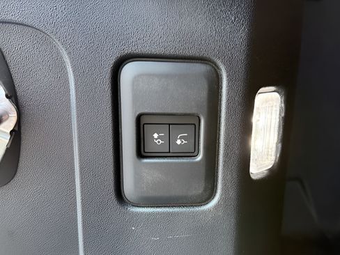 Certified 2025 Land Rover Defender 110 X-Dynamic SE AWD/4WD image 29