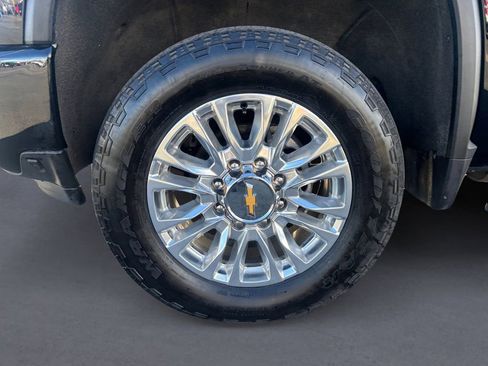 Used 2023 Chevrolet Silverado 2500 High Country w/ Z71 Off-Road Package image 9