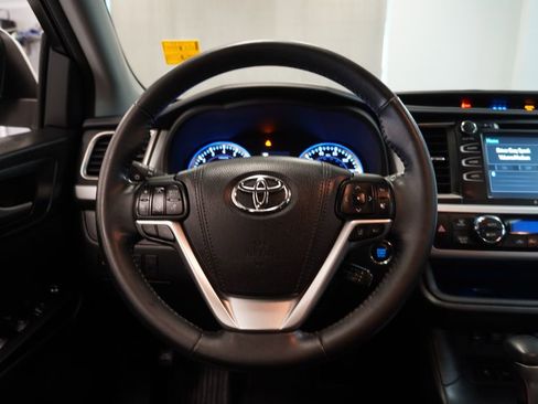Used 2018 Toyota Highlander SE image 19