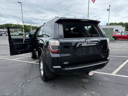 Certified 2022 Toyota 4Runner SR5 AWD/4WD image 8