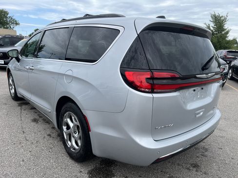 Used 2023 Chrysler Pacifica Limited FWD image 6