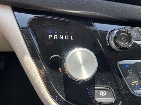 Used 2023 Chrysler Pacifica Touring-L FWD image 15