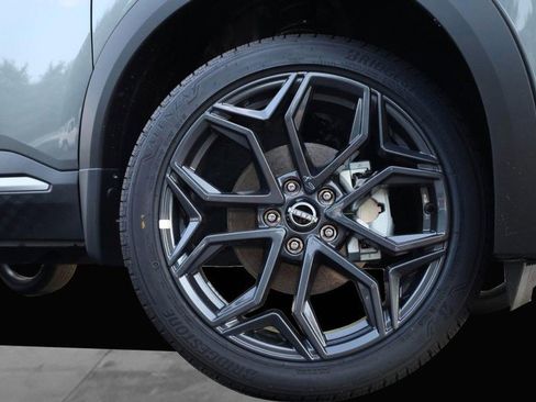 New 2025 Nissan Kicks SR image 3