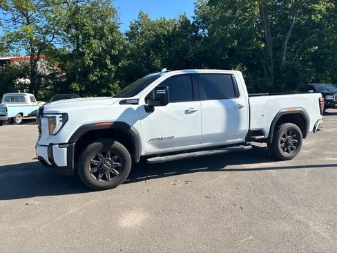 Used 2024 GMC Sierra 2500 AT4 w/ Technology Package AWD/4WD image 2