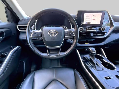 Used 2023 Toyota Highlander XLE AWD/4WD image 6