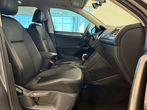 Used 2022 Volkswagen Tiguan SE w/ Panoramic Sunroof Package FWD image 16