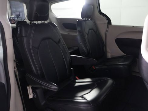 Used 2024 Chrysler Pacifica Touring-L image 31