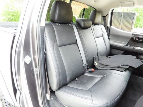 Used 2019 Toyota Tacoma SR5 RWD image 38