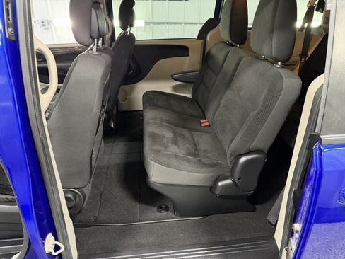 Used 2018 Dodge Grand Caravan SE w/ UConnect Hands-Free Group image 11