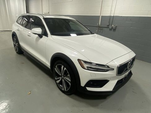 Used 2024 Volvo V60 B5 Cross Country Plus image 4